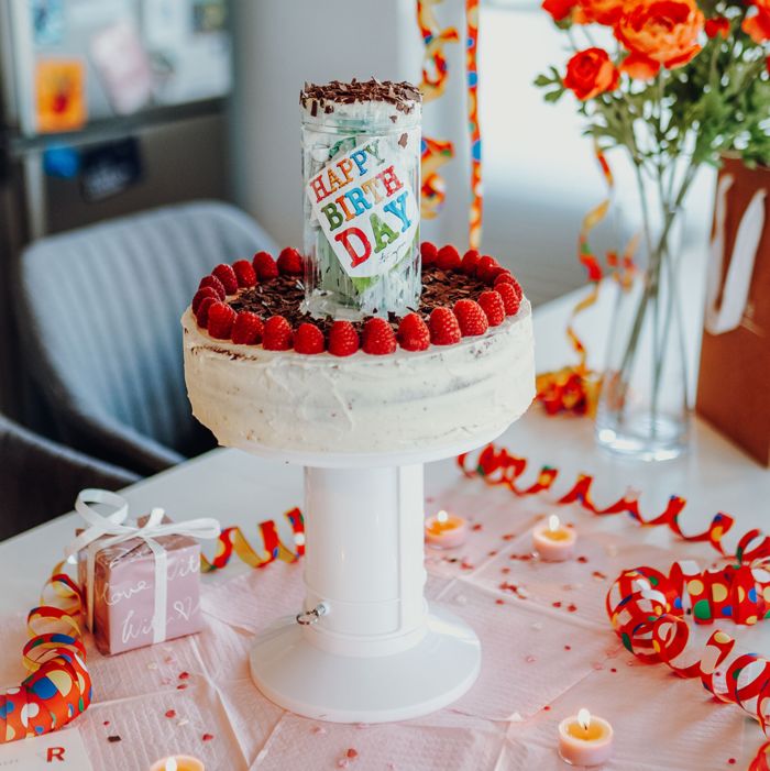 Soporte para tartas con caja de regalo sorpresa